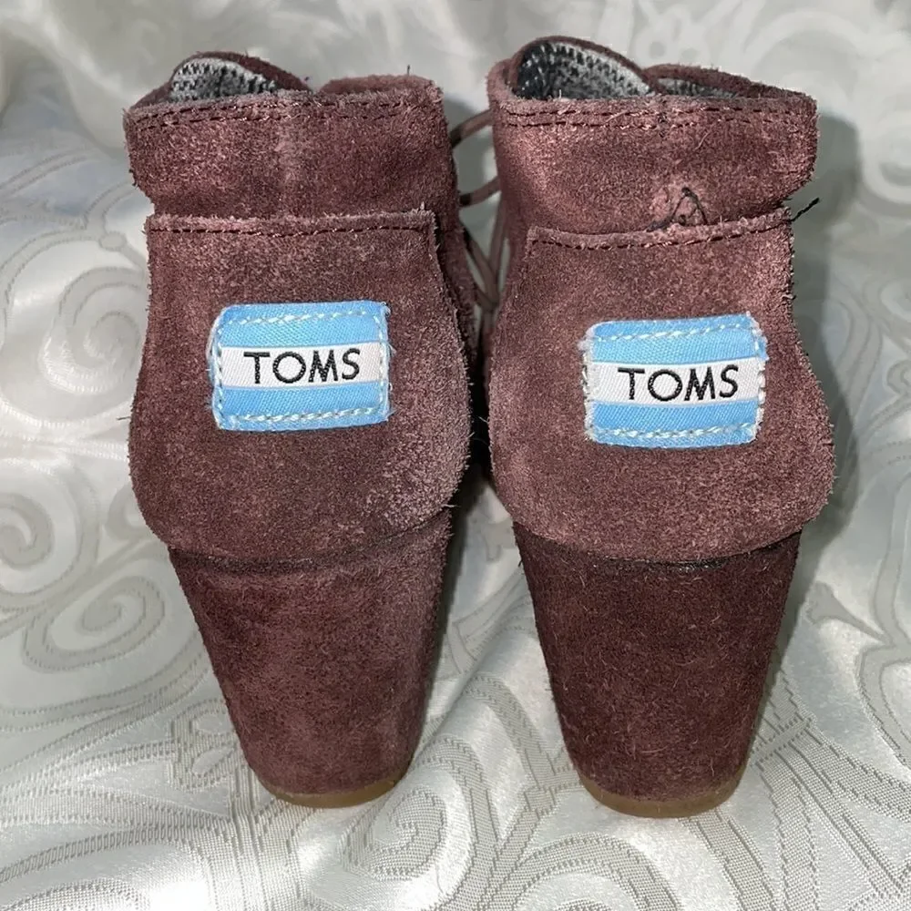 Tom’s tie up suede wedge booties lined in plaid flannel size 5.5